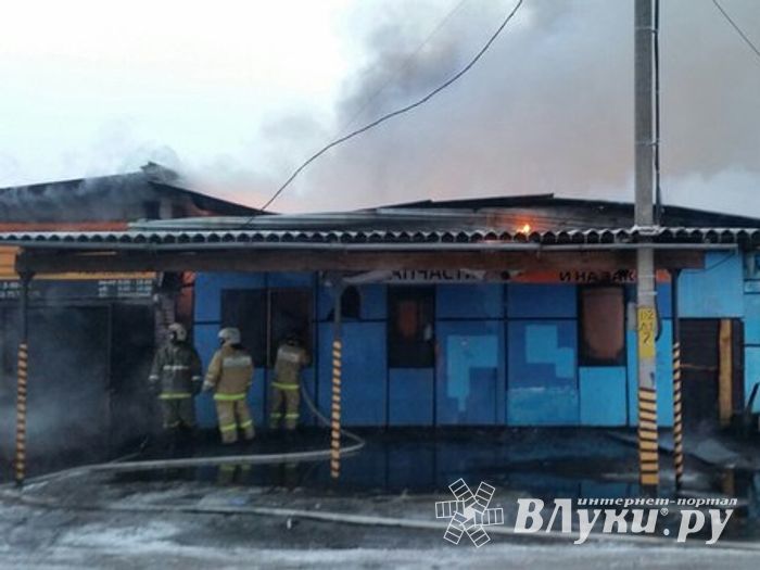 В Великих Луках сгорел автосервис (фото)