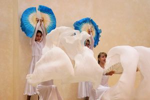 В Великих Луках ученики школы №13 поздравили своих педагогов (ФОТО)