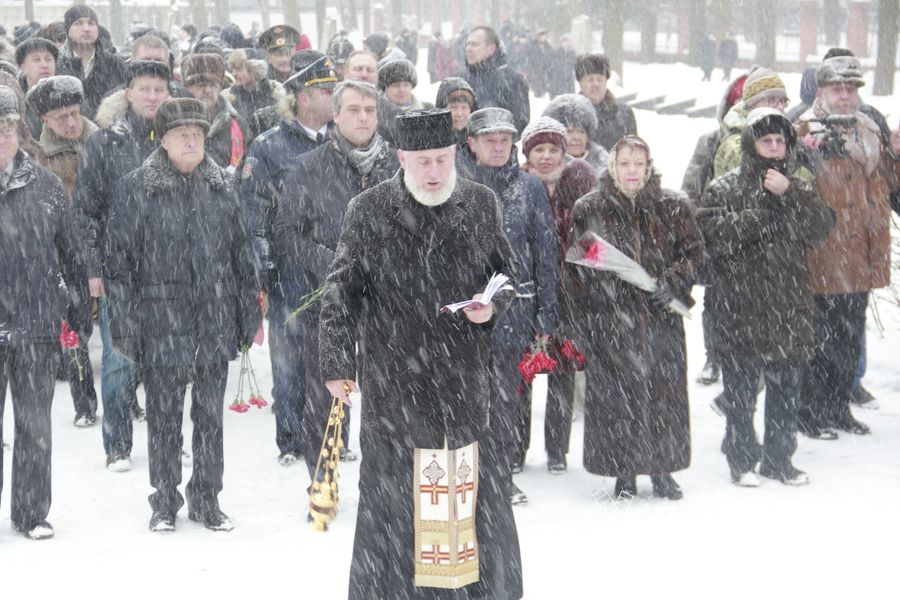 Великолучане возложили цветы на братском мемориальном захоронении (ФОТО)