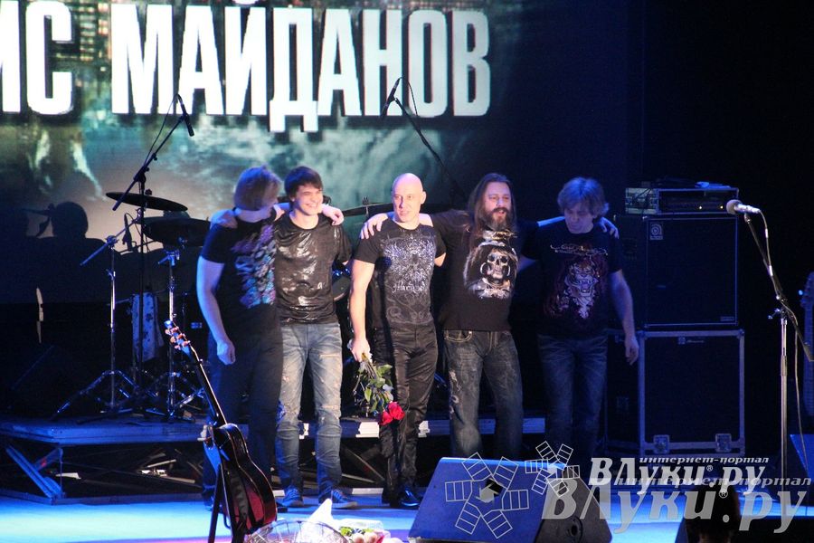 В Великих Луках состоялся концерт Дениса Майданова