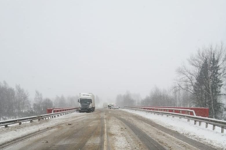На М-9 лоб в лоб столкнулись тягач и легковушка (ФОТО)