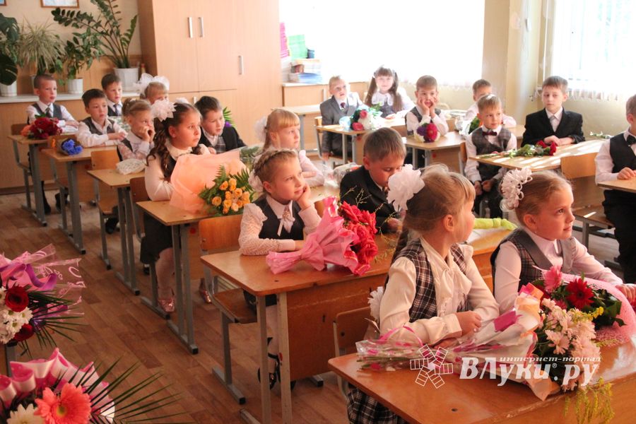 Самую многочисленную школу Великих Лук пополнили 116 первоклассников (ФОТО)