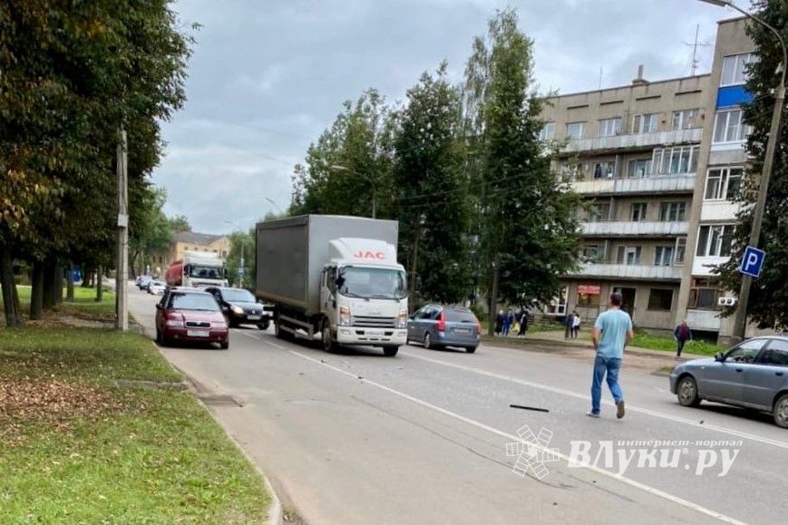 В Великих Луках грузовик врезался в маршрутку (ФОТО)