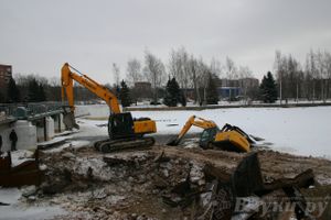 Падение экскаватора в воду рабочие назвали «штатной ситуацией»