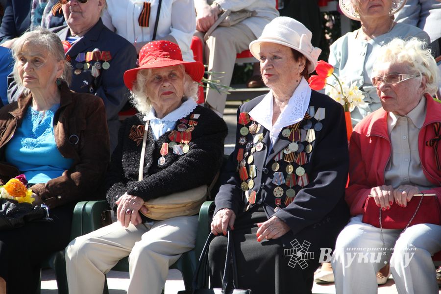 Парад в честь Дня Победы прошел в Великих Луках (ФОТО)