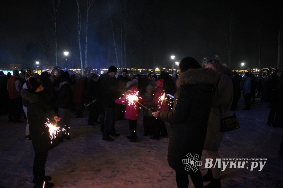 Новогодний салют прогремел Великих Луках (ФОТО)
