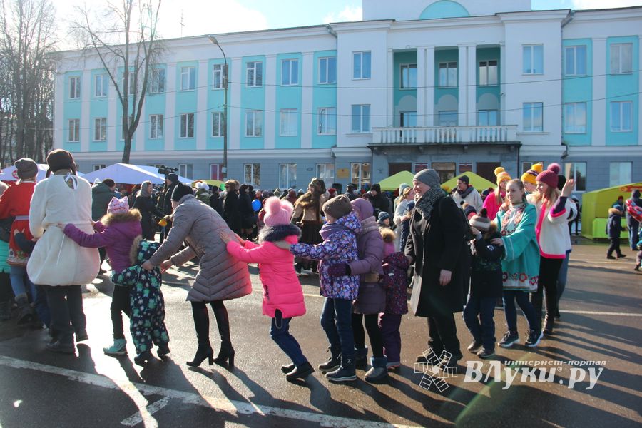В Великих Луках широко отметили Масленицу (ФОТО)