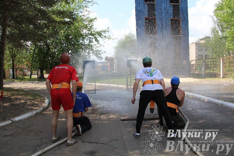 В Великих Луках прошли соревнования среди пожарных