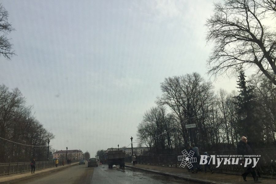 Центральный мост через Ловать в Великих Луках убирают от снега (ФОТО)