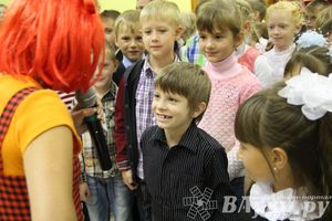 100 будущих первоклассников Великих Лук получили в подарок рюкзаки и школьные принадлежности