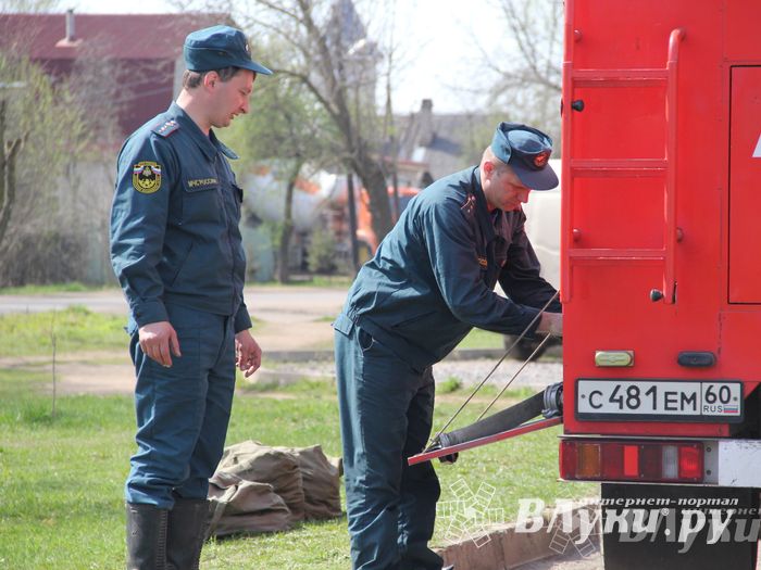 В Великих Луках прошли соревнования пожарных расчетов