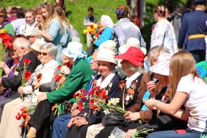 По центральному проспекту Великих Лук прошёл  «Бессмертный полк» (0+) (ФОТО)