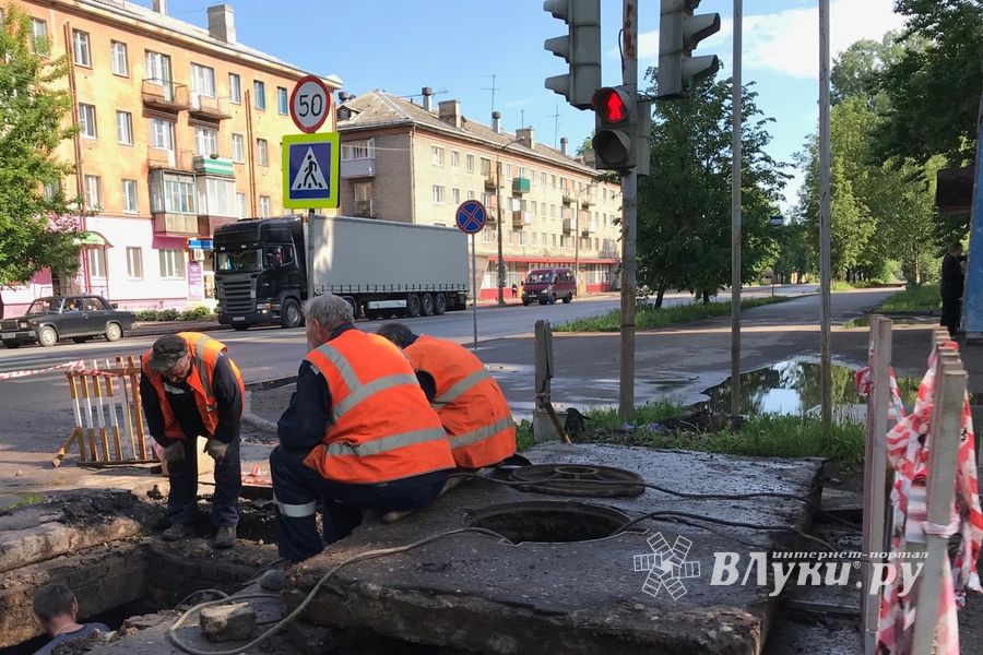 На Первомайской в Великих Луках ведутся ремонтные работы (ФОТО)