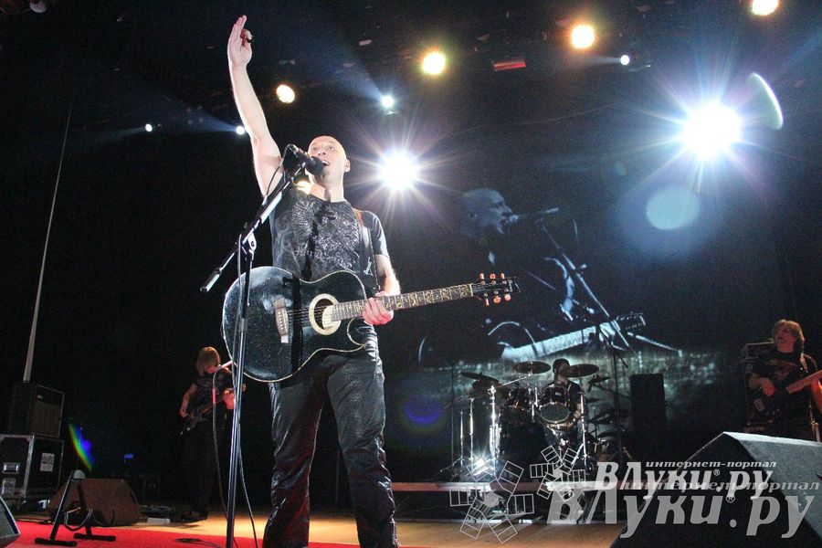 В Великих Луках состоялся концерт Дениса Майданова