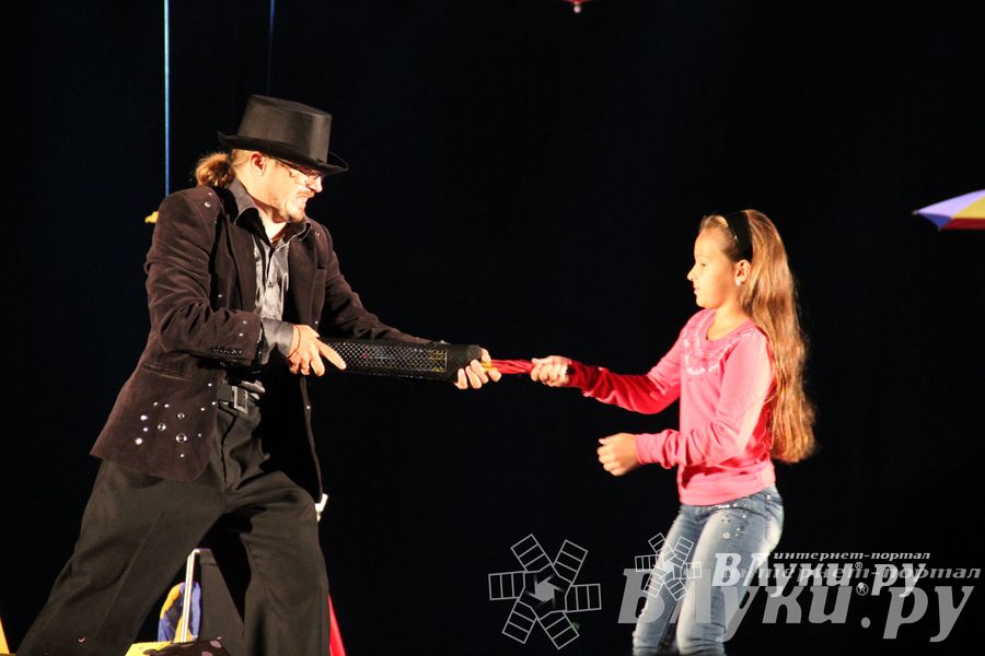 Шоу магических зонтиков и мыльных пузырей увидели юные великолучане