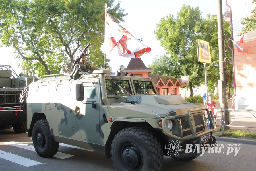 Военный парад в Великих Луках (ФОТО)