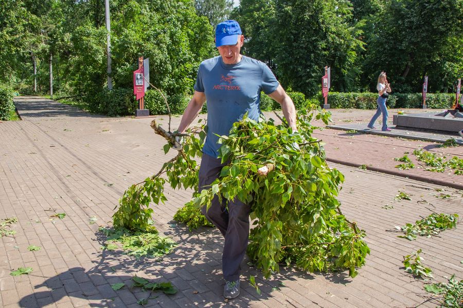Небезразличные великолучане помогают убрать город после урагана (ФОТО)