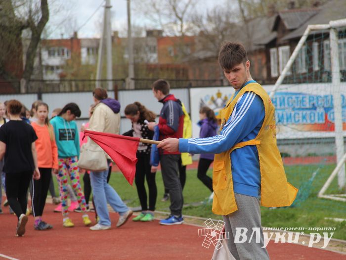 В Великих Луках проходят соревнования «Шиповка юных» (ФОТО)