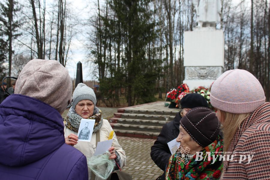 Родственники погибших солдат приняли участие в возложении цветов в Великих Луках
