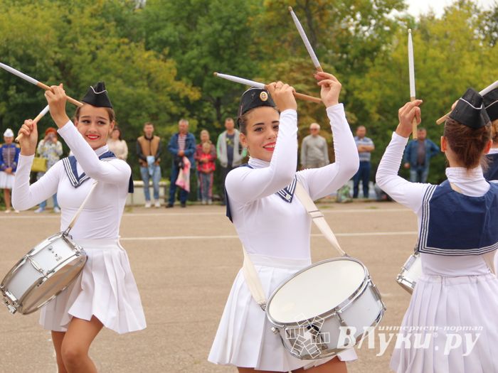 В Великих Луках проходит Международный фестиваль-конкурс среди мажореток и барабанщиц (ФОТО)