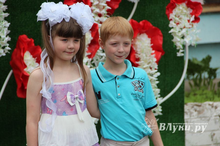 В Великих Луках чествовали близнецов (ФОТО)