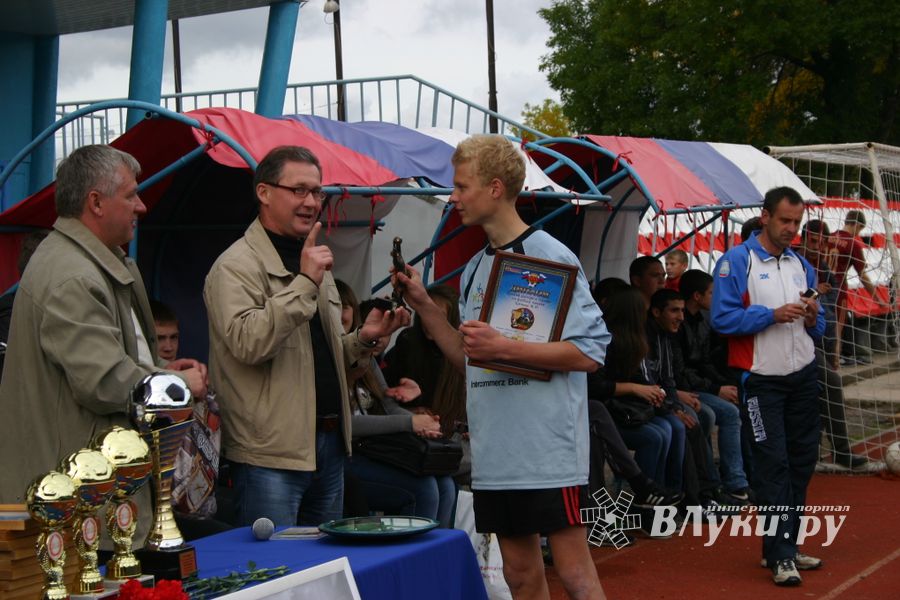 Награждение победителуй турнира по футболу памяти М.Ф. Хренова 