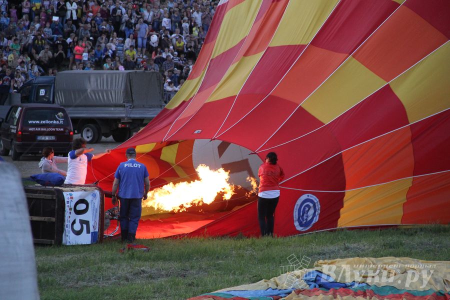 В Великих Луках открылась Международная юбилейная встреча воздухоплавателей (фото)
