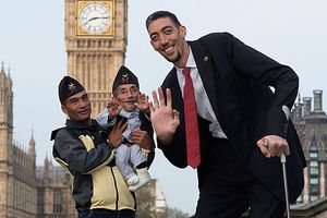 Самый высокий человек в мире встретился с самым маленьким (фото)