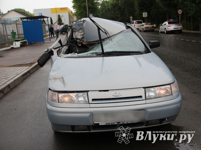 В Великих Луках столкнулись ВАЗ и Газель, есть пострадавшие (ФОТО)
