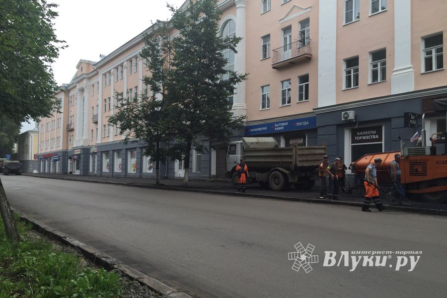 На ул. Некрасова в Великих Луках появился новый асфальт, на здании городской администрации — штукатурка (ФОТО)