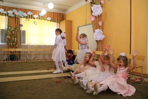 Юные великолучане поздравили мам и бабушек с помощью Золушки (ФОТО)