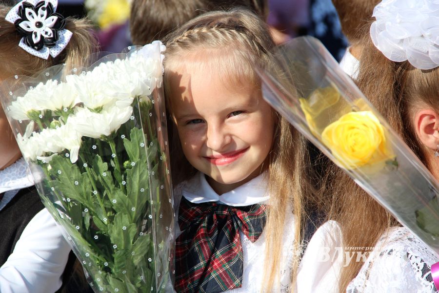В Великих Луках торжественно встретили День знаний (ФОТО)