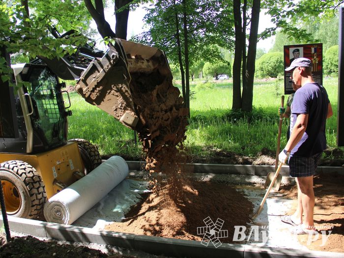 Идёт благоустройство Аллеи памяти 6-й роты в Великих Луках (ФОТО)