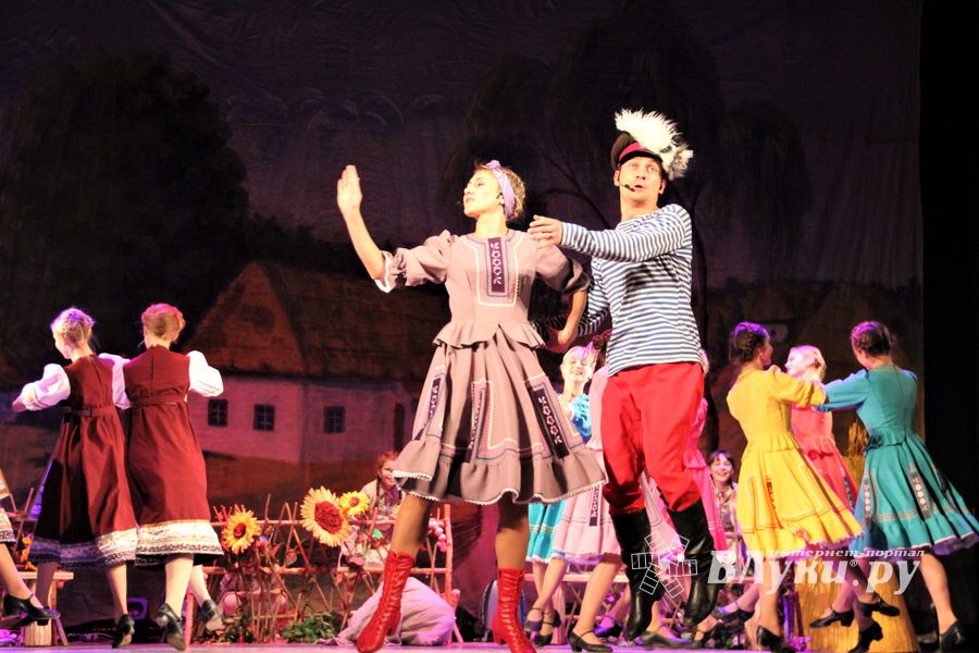 Кони стоят пьяные, хлопцы запряженные — в ГДК Ленина сыграли «Свадьбу в Малиновке» (ФОТО)