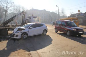 В Великих Луках столкнулись Мерседес и Мазда (фото)