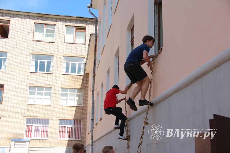 В Великих Луках в 10 лицее «освободили» заложников (ФОТО)