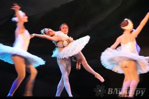 Московский театр «Корона Русского Балета» представил великолучанам балет «Лебединое озеро»