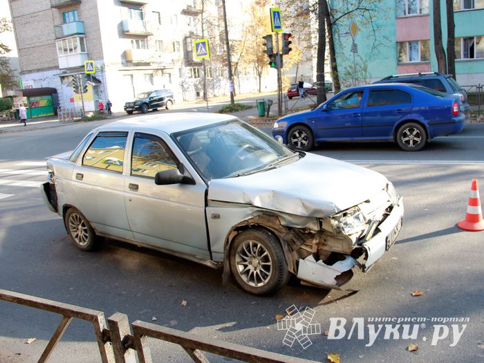 ДТП на перекрёстке Великих Лук: Peugeot увёз эвакуатор (ФОТО)