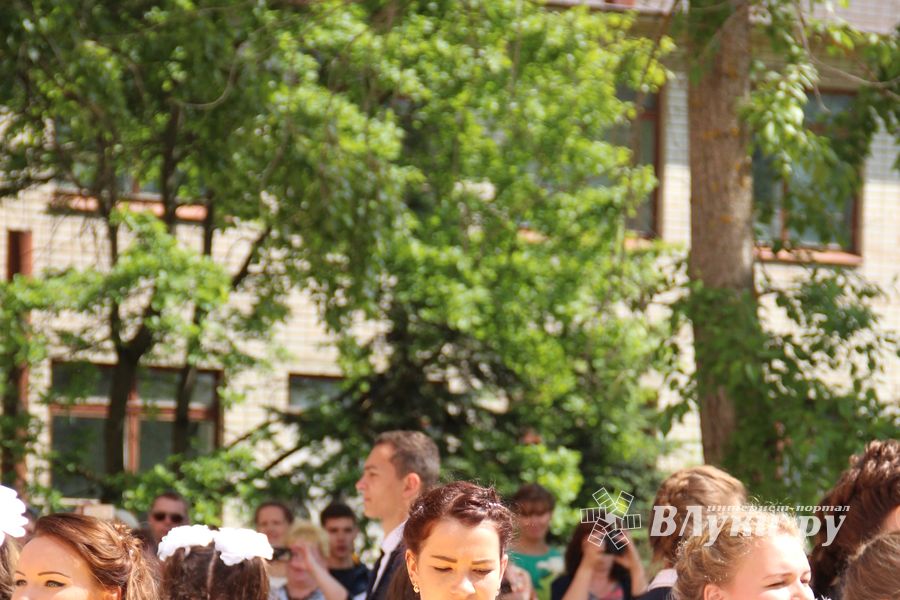 В Великих Луках прозвенели «последние» звонки (ФОТО)