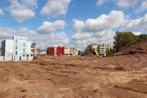  На месте строительства путепровода ведутся работы (фото)