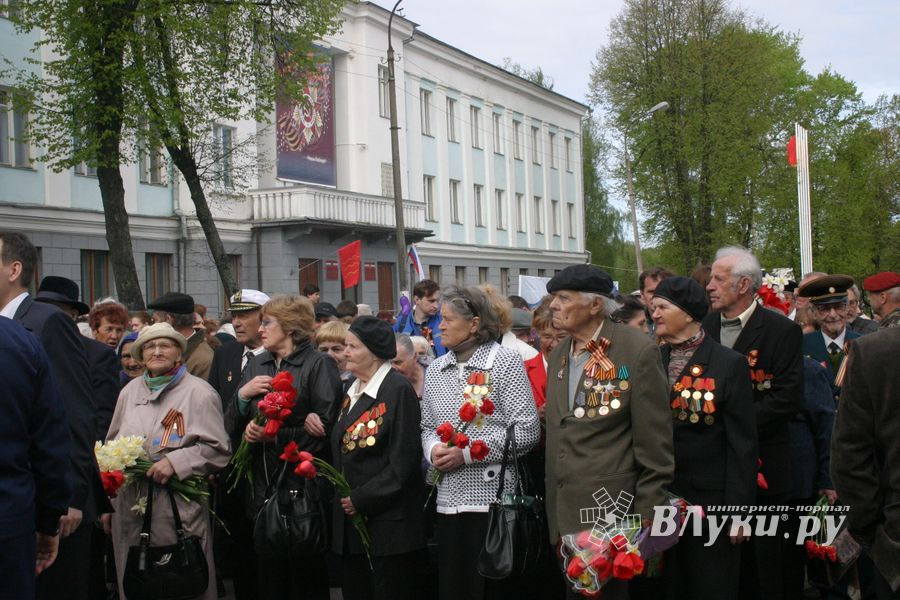 В Великих Луках прошел Военный парад