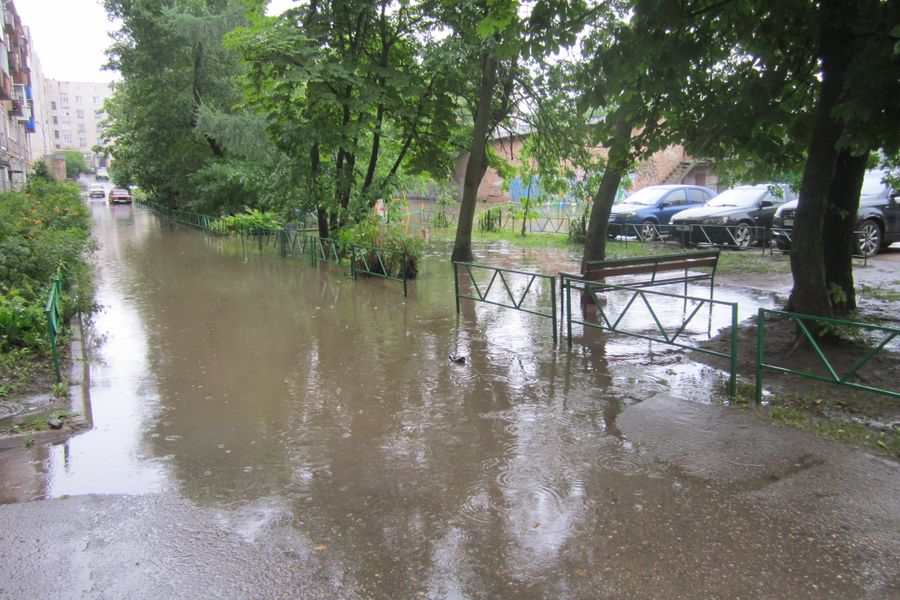 Выявлен самый затопленный двор в Великих Луках (ФОТО)