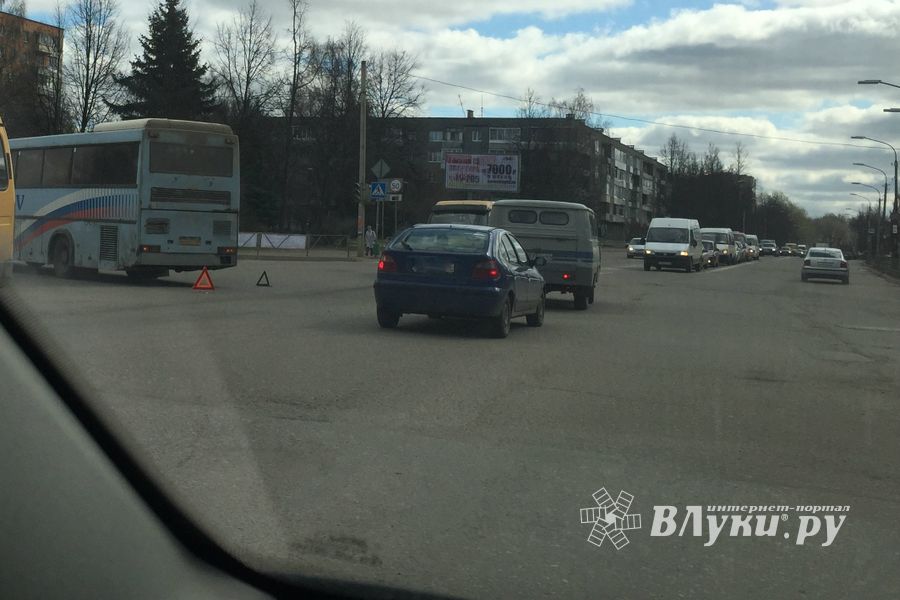 В Великих Луках произошло ДТП (фото)