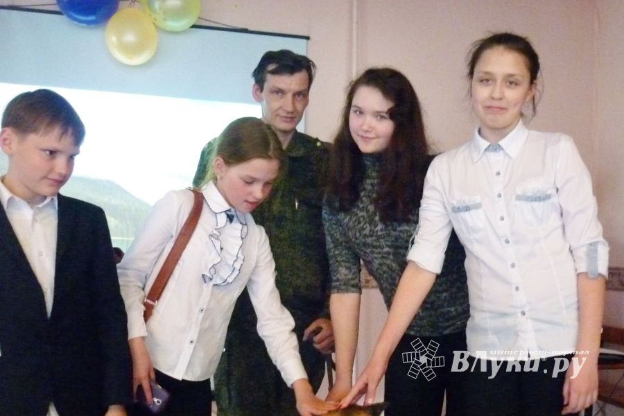 Кинологи себежской таможни рассказали школьникам о подвигах и буднях служебных собак (фото)