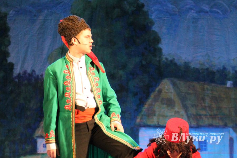 Кони стоят пьяные, хлопцы запряженные — в ГДК Ленина сыграли «Свадьбу в Малиновке» (ФОТО)