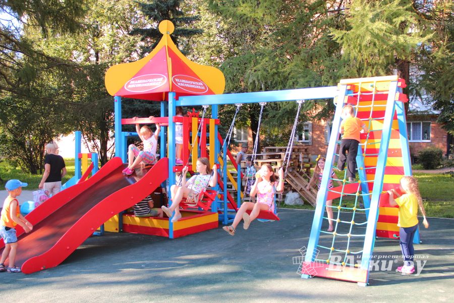 В Великих Луках появилась опасная детская игровая площадка (ФОТО)