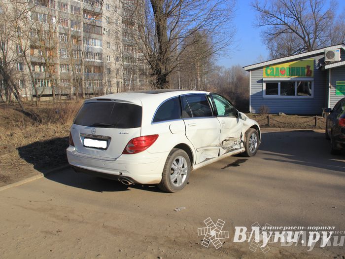 В Великих Луках столкнулись Мерседес и Мазда (фото)