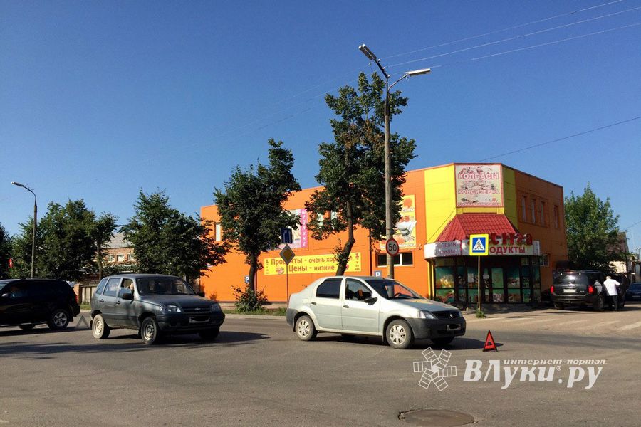 ФОТОФАКТ: В Великих Луках произошло ДТП