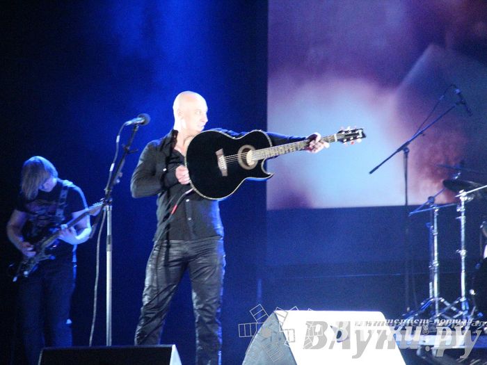 В Великих Луках состоялся концерт Дениса Майданова