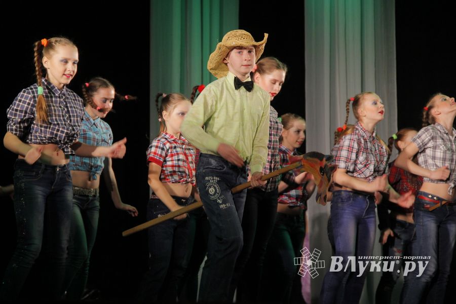Великие Луки встретили День танца (ФОТО)